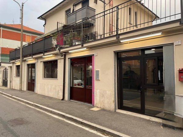 negozio in vendita a Collegno in zona Leumann