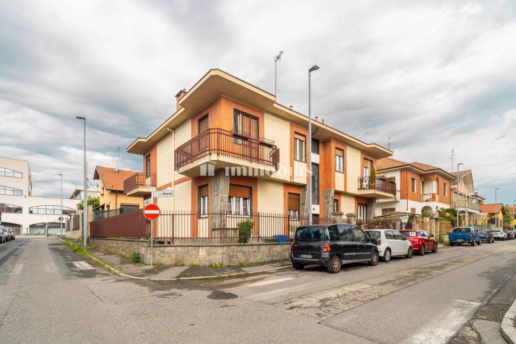 appartamento in vendita a Collegno in zona Leumann