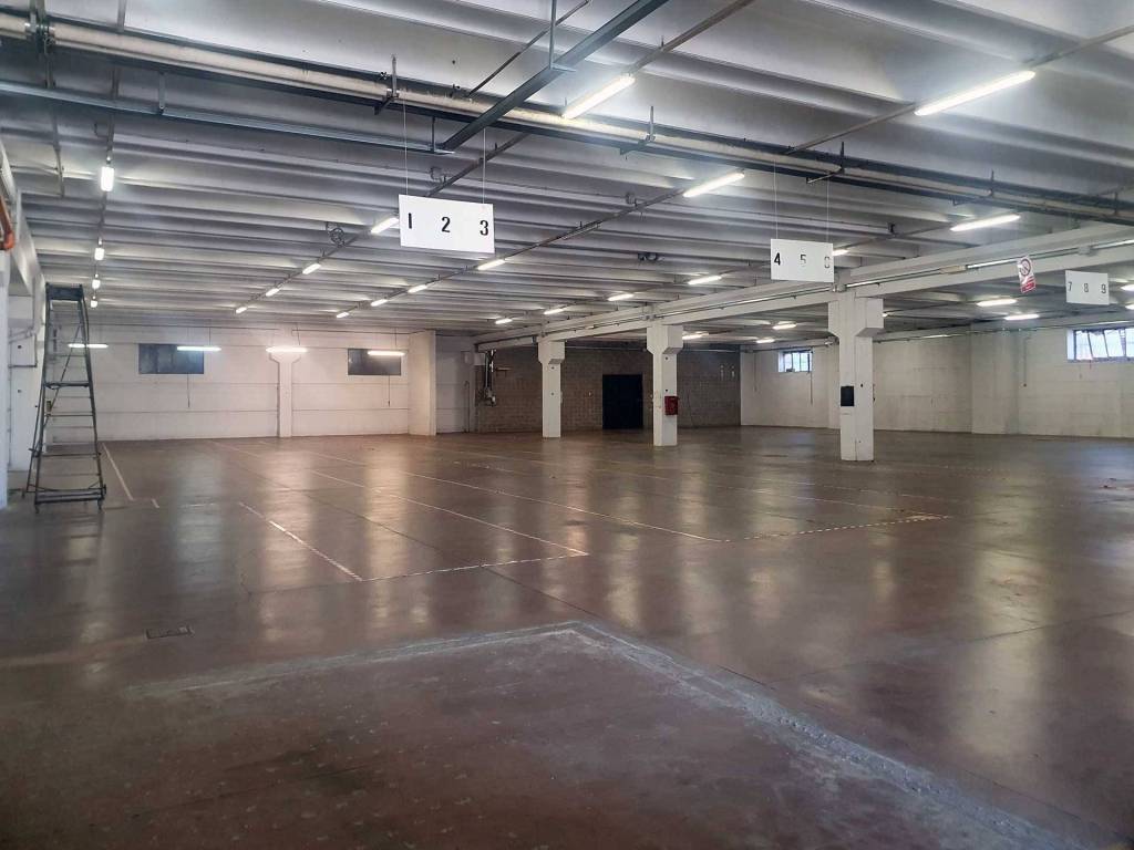 locale commerciale in vendita a Collegno in zona Savonera