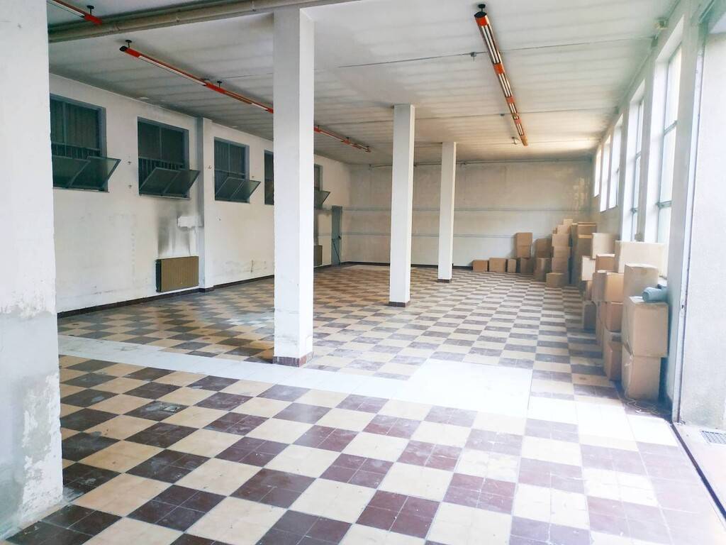 locale commerciale in vendita a Collegno in zona Savonera