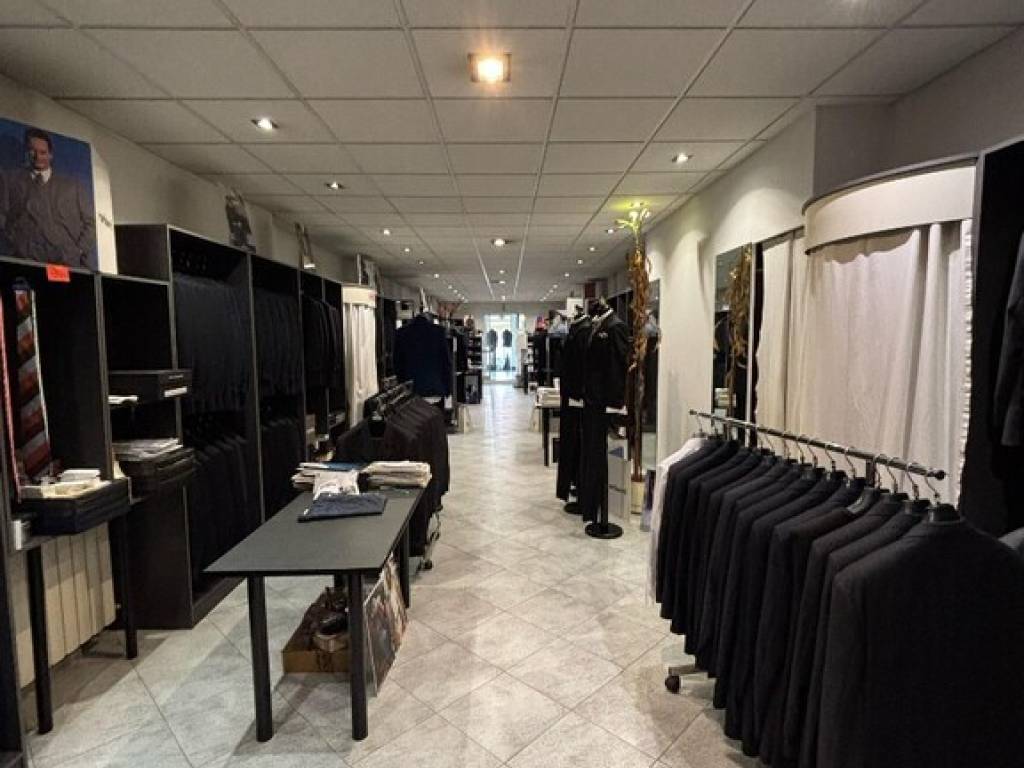 locale commerciale in vendita a Collegno in zona Leumann