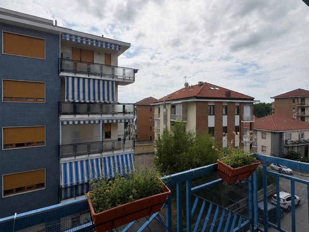 appartamento in vendita a Collegno in zona Leumann