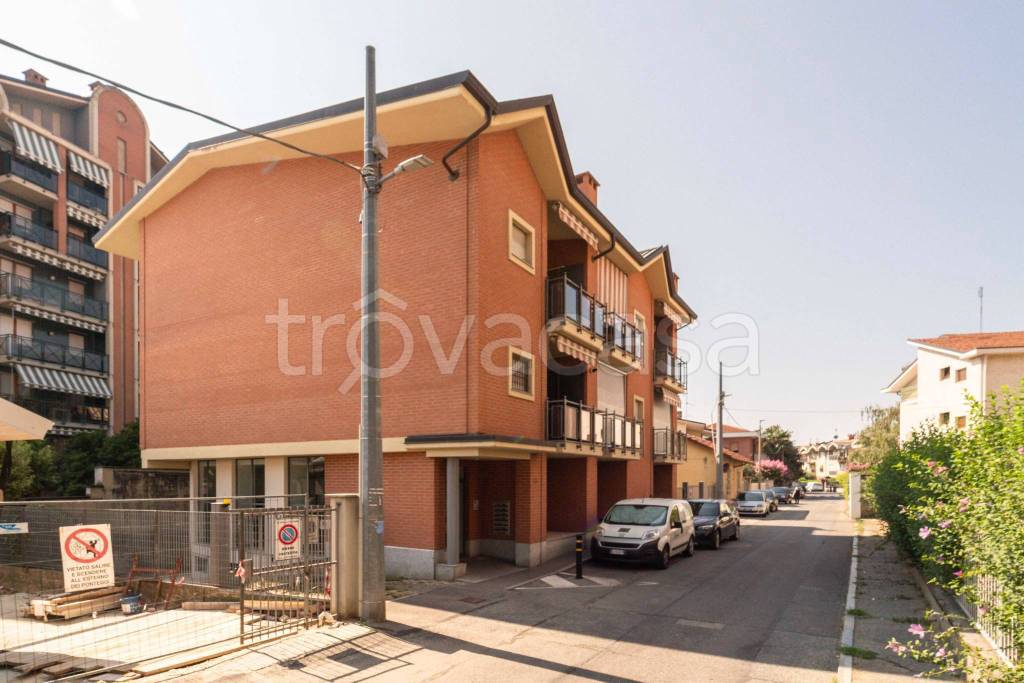 appartamento in vendita a Collegno in zona Leumann