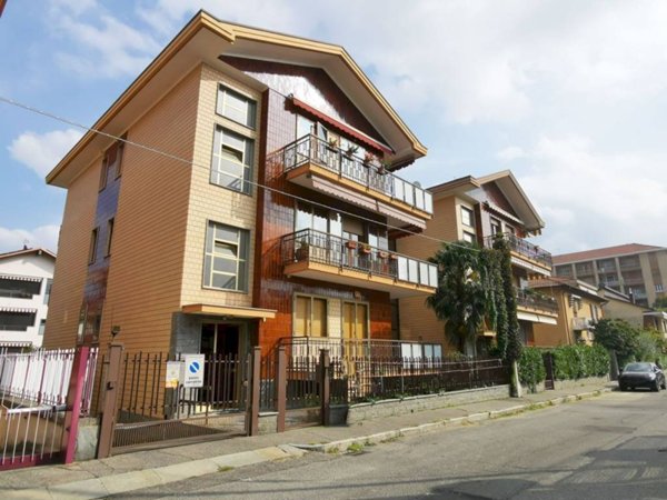 appartamento in vendita a Collegno in zona Leumann