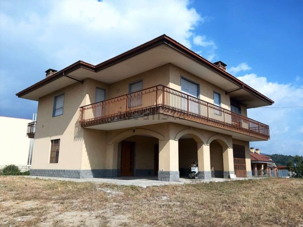 casa indipendente in vendita a Cuorgnè