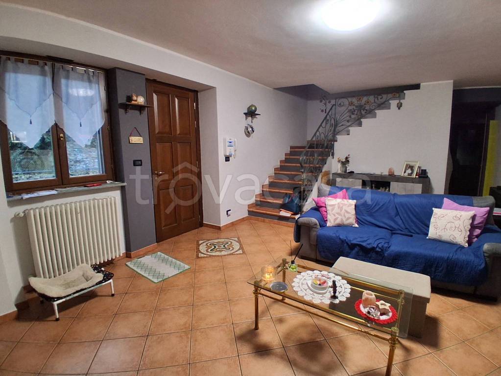 casa indipendente in vendita a Cuorgnè in zona Salto