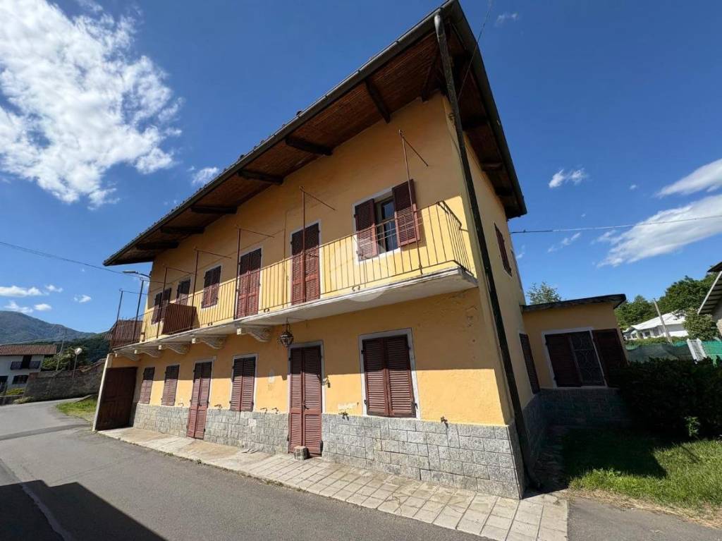 casa indipendente in vendita a Cuorgnè in zona San Bernardo