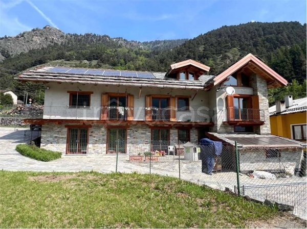 casa indipendente in vendita a Fenestrelle in zona Chambons