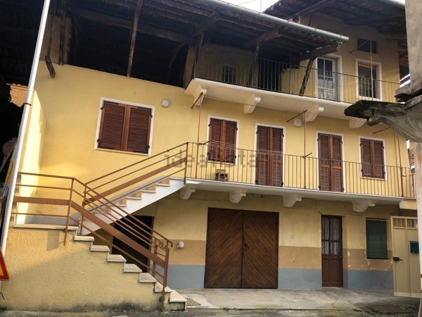 casa indipendente in vendita a Fiorano Canavese