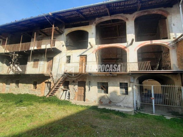 casa indipendente in vendita a Fiorano Canavese