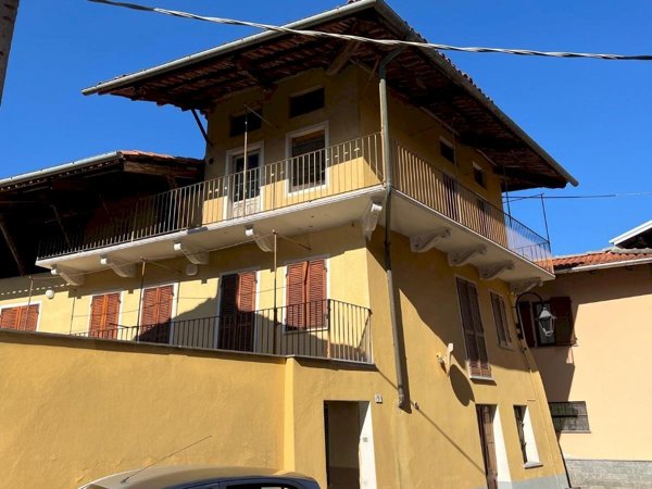casa indipendente in vendita a Fiorano Canavese