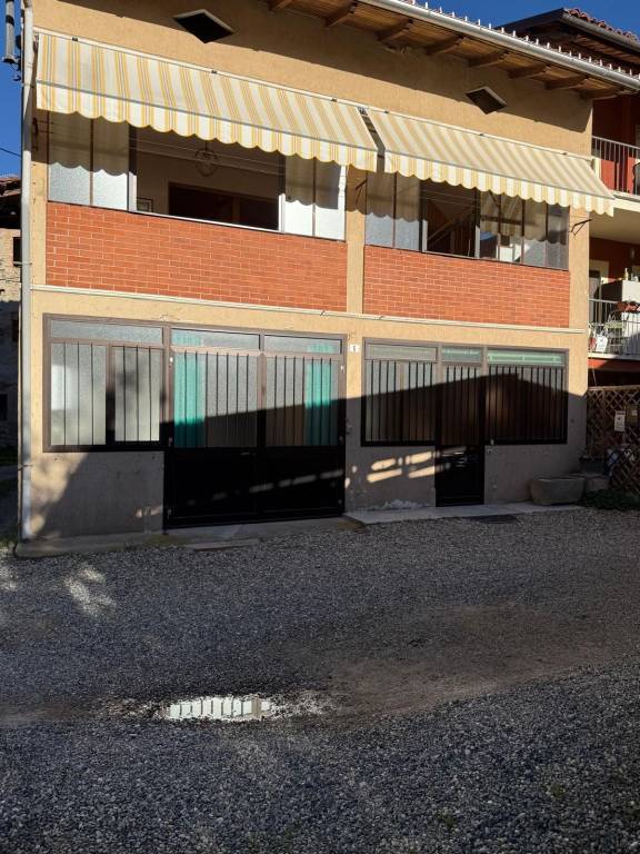 casa indipendente in vendita a Fiorano Canavese