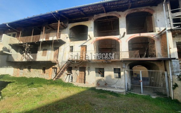 esavano in vendita a Fiorano Canavese
