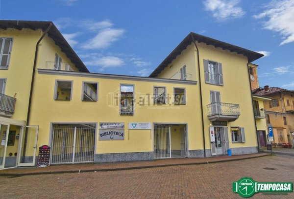 locale commerciale in vendita a Front