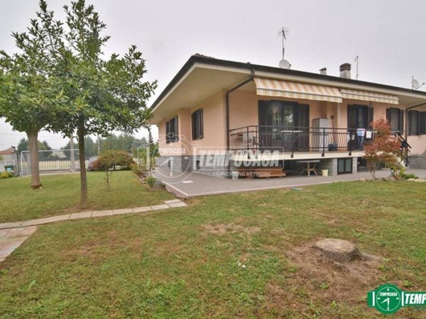 casa indipendente in vendita a Front