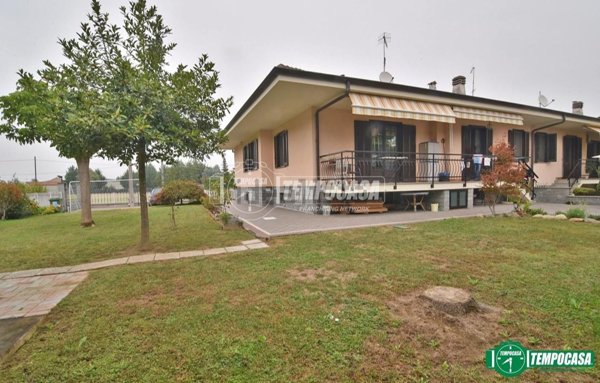 casa indipendente in vendita a Front