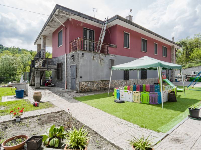 casa indipendente in vendita a Front