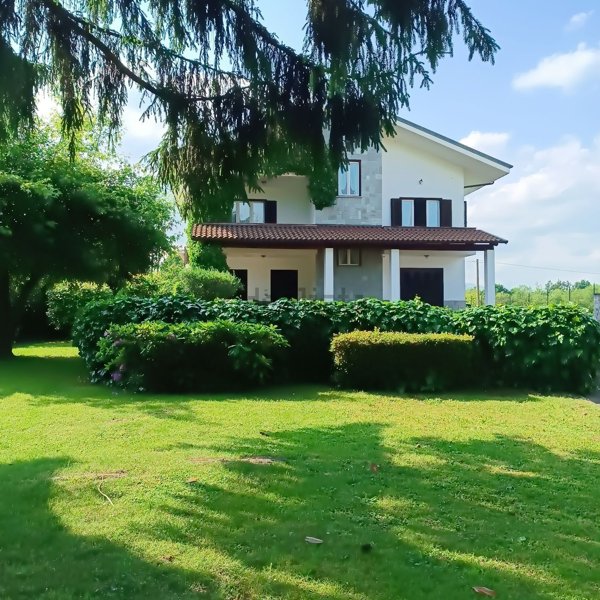 casa indipendente in vendita a Front
