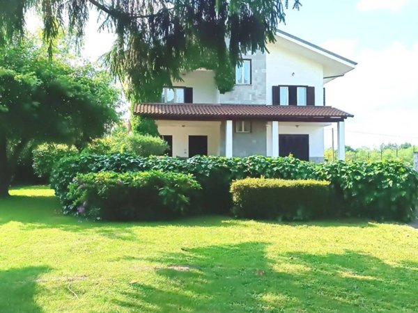 casa indipendente in vendita a Front