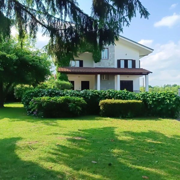 casa indipendente in vendita a Front