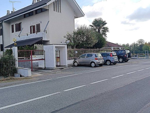 casa indipendente in vendita a Front