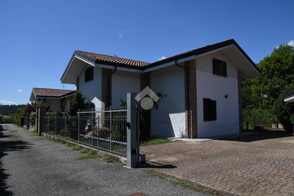 casa indipendente in vendita a Front