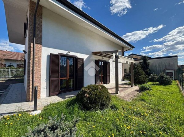 casa indipendente in vendita a Front