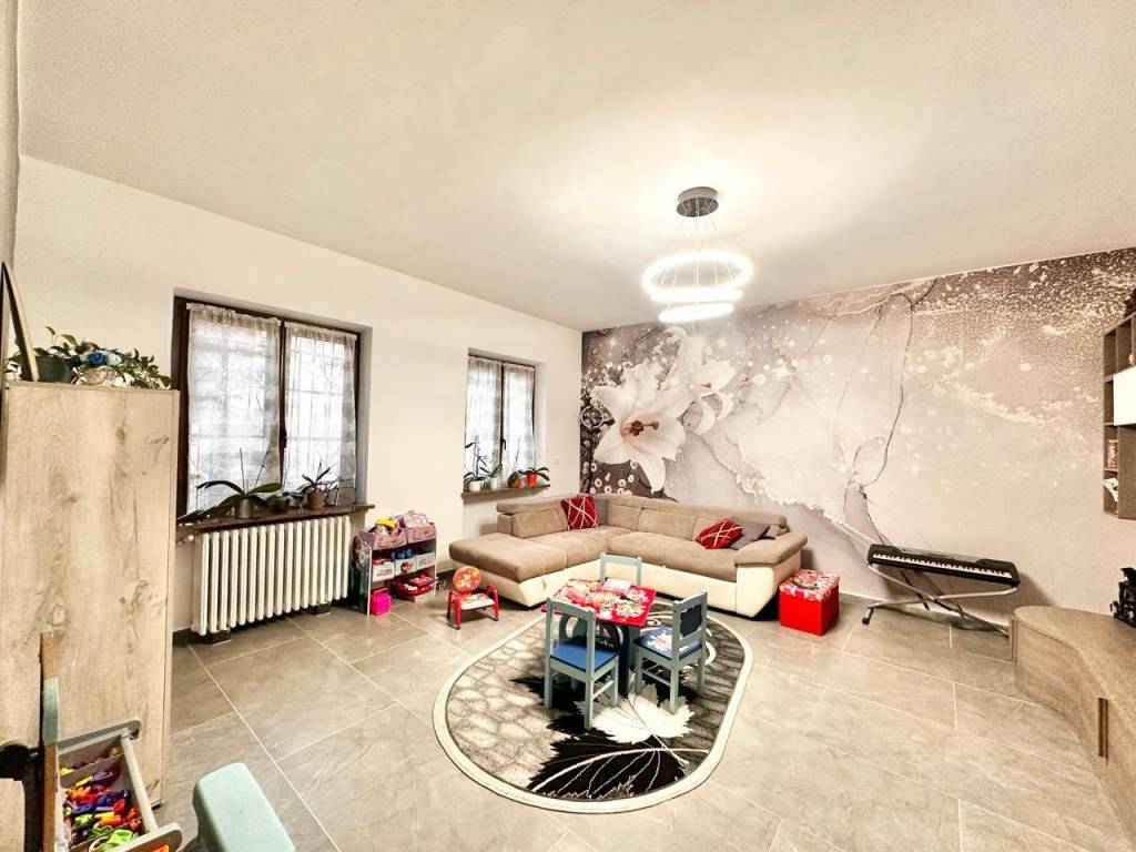 casa indipendente in vendita a Front