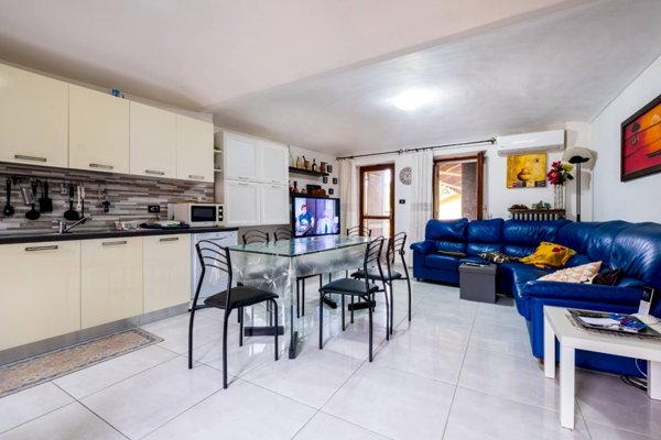 casa indipendente in vendita a Front