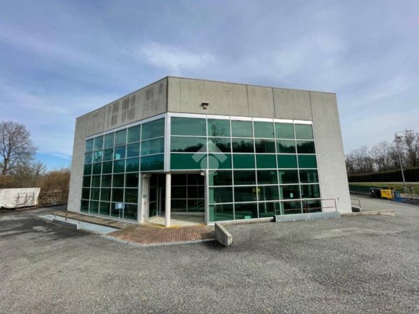 locale commerciale in vendita a Front