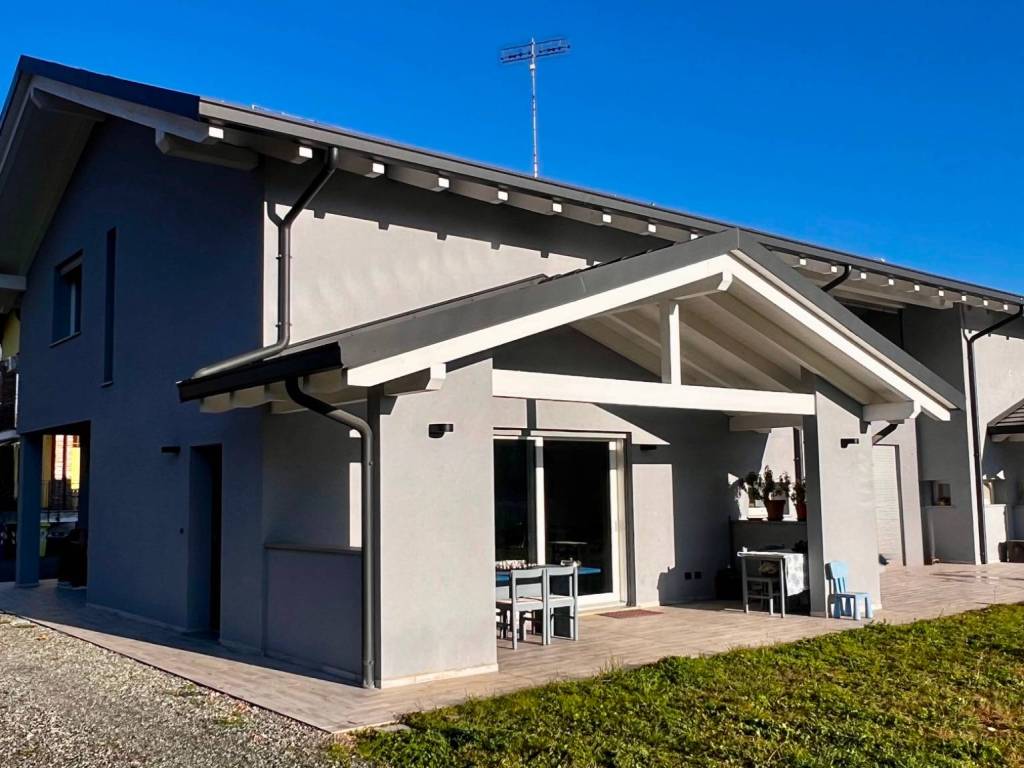 casa indipendente in vendita a Front