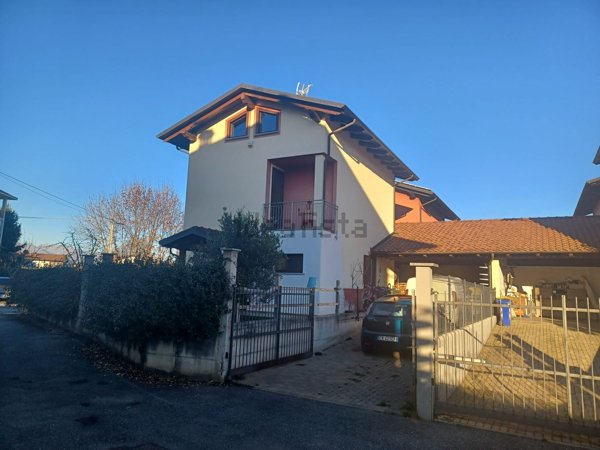 casa indipendente in vendita a Front