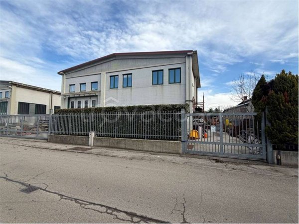 locale commerciale in vendita a Garzigliana in zona Conti