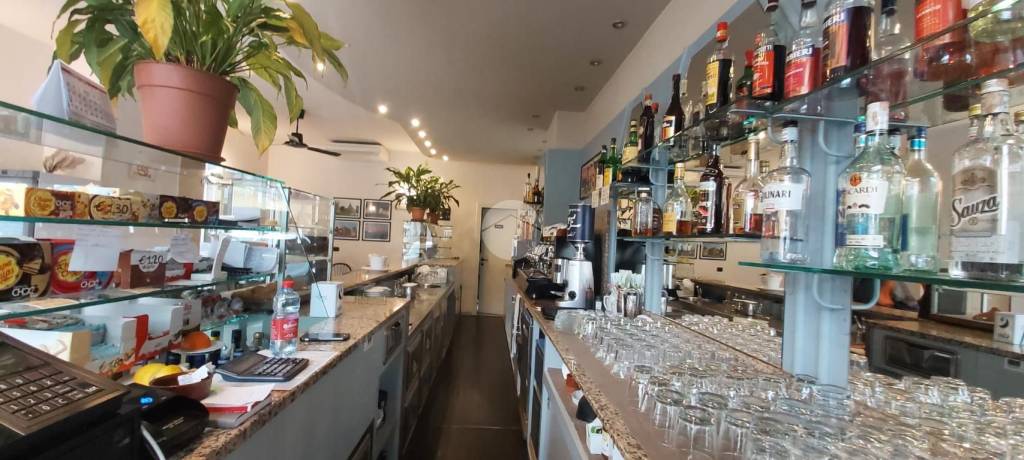 negozio in vendita a Gassino Torinese in zona Bussolino