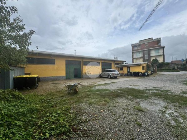 locale commerciale in vendita a Gassino Torinese