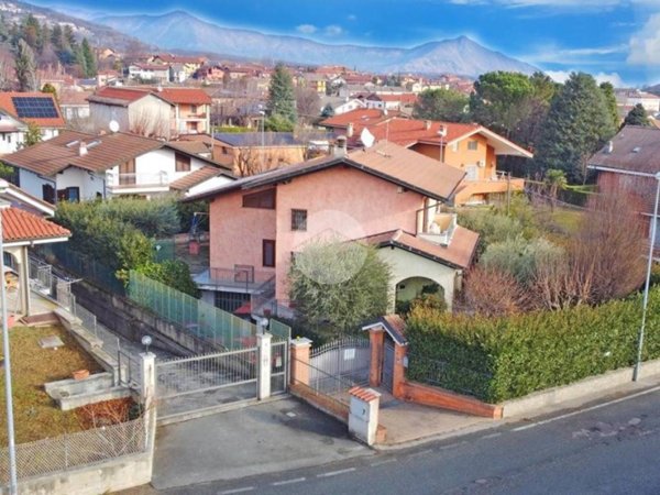 casa indipendente in vendita a Giaveno in zona Villa