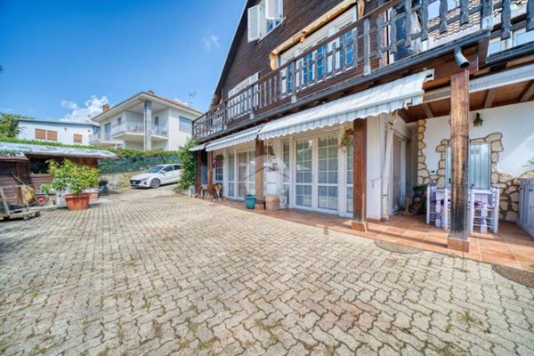 casa indipendente in vendita a Giaveno in zona Villa