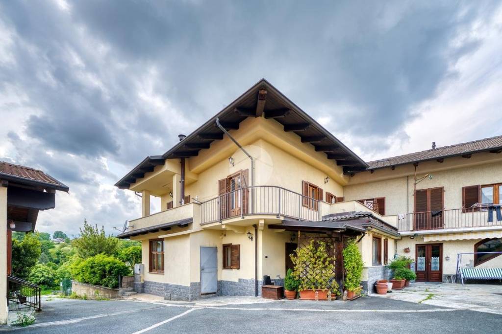 casa indipendente in vendita a Giaveno in zona Sala