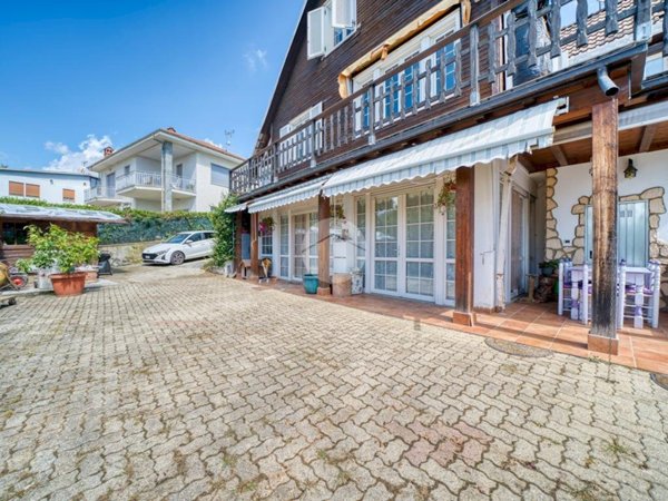 casa indipendente in vendita a Giaveno in zona Villa