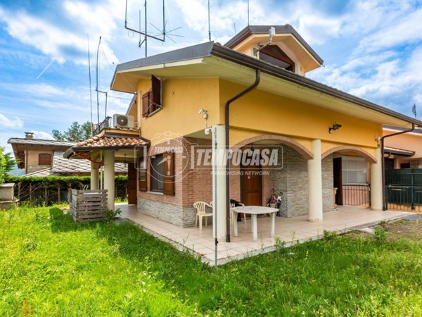 casa indipendente in vendita a Giaveno in zona Villa