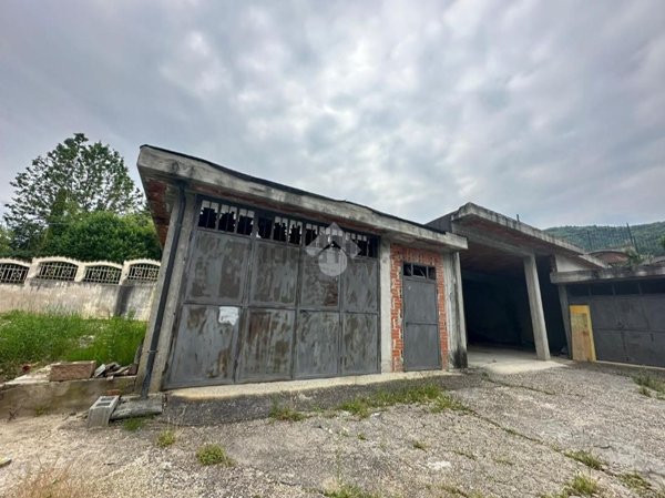 locale commerciale in vendita a Giaveno in zona Selvaggio