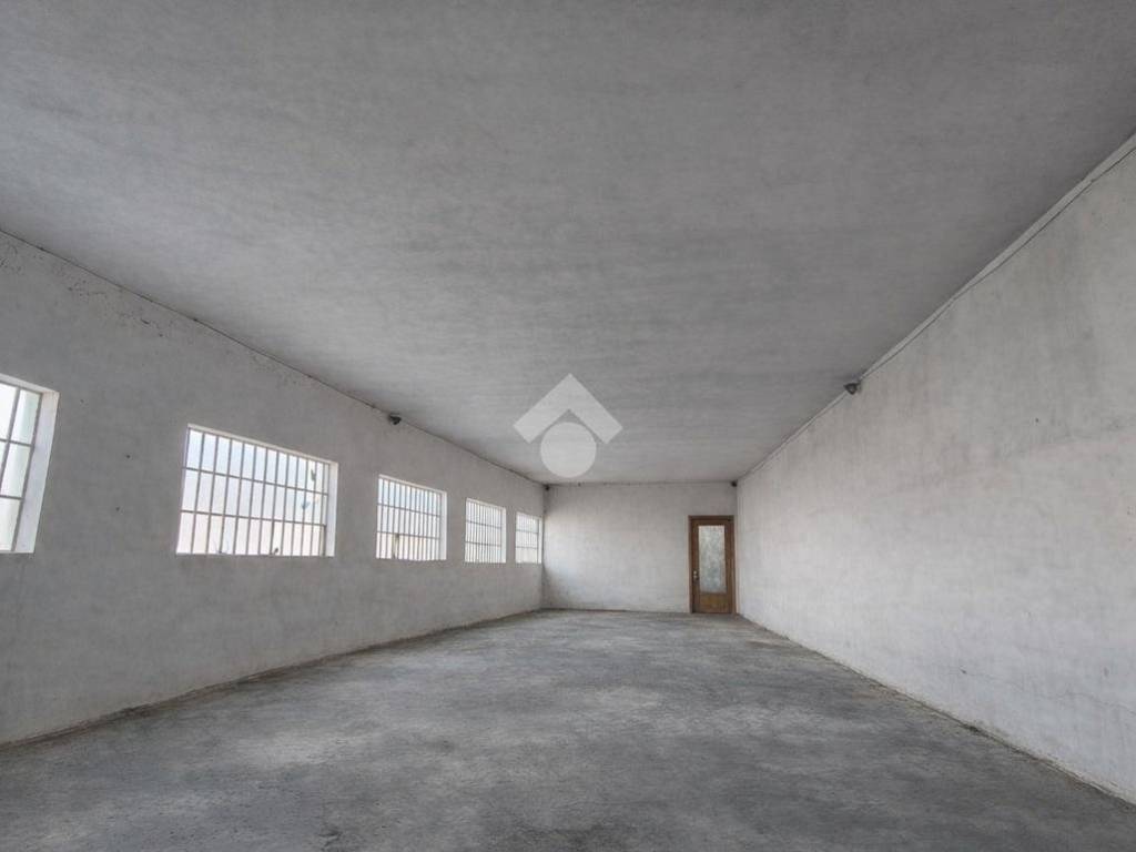 locale commerciale in vendita a Grosso