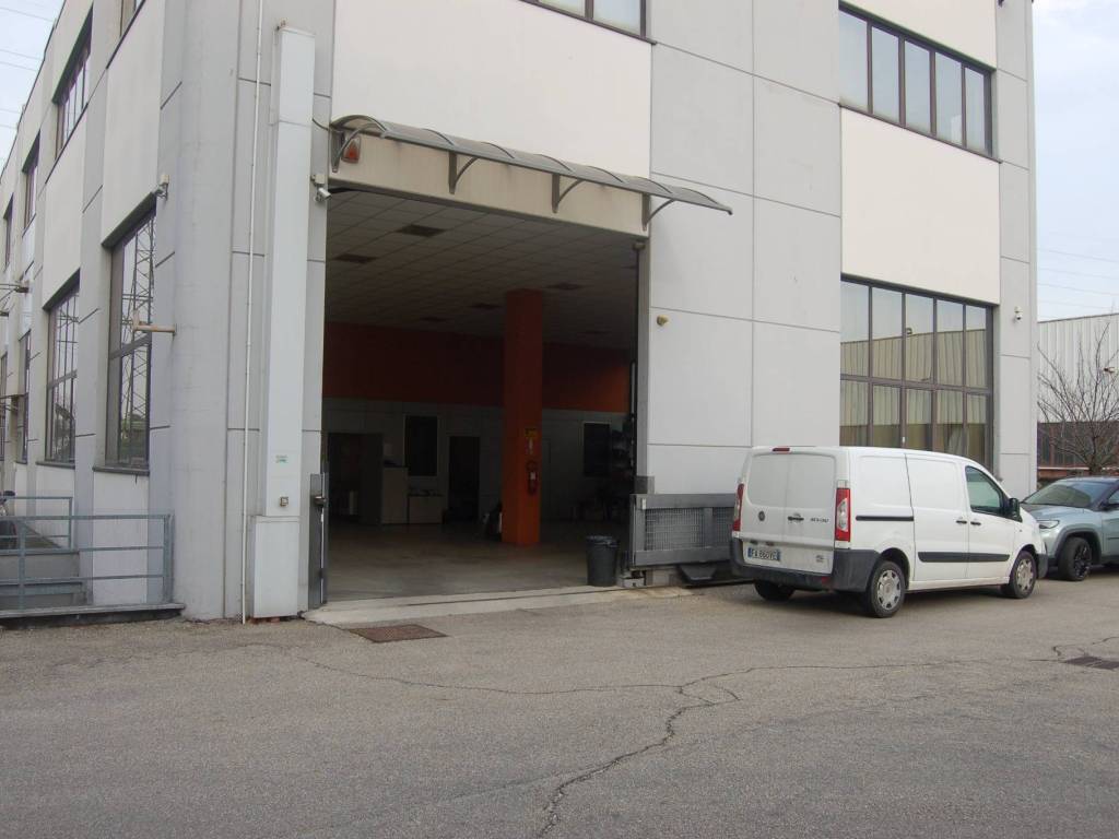 locale commerciale in vendita a Grugliasco