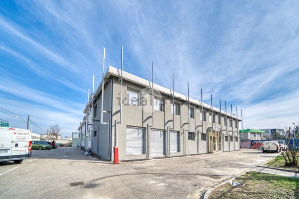 negozio in vendita a Grugliasco in zona Lesna