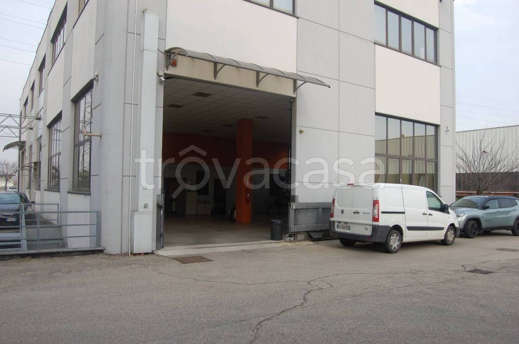 capannone in vendita a Grugliasco