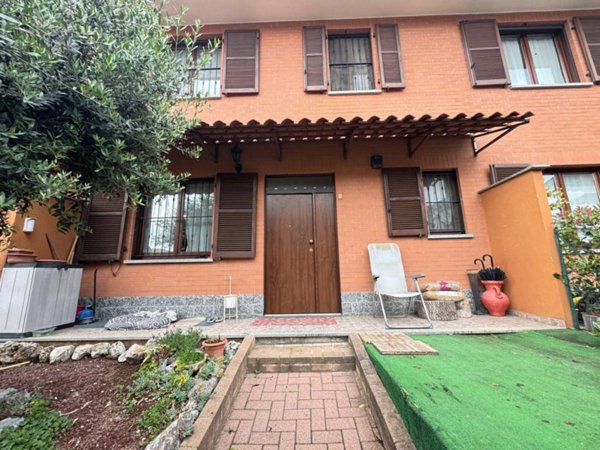 casa indipendente in vendita a Grugliasco in zona Lesna