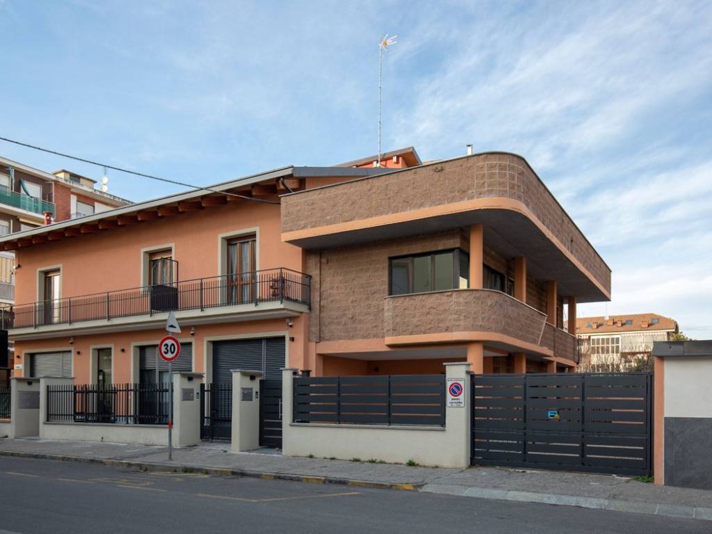 casa indipendente in vendita a Grugliasco in zona Lesna