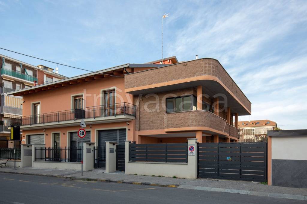 casa indipendente in vendita a Grugliasco in zona Lesna