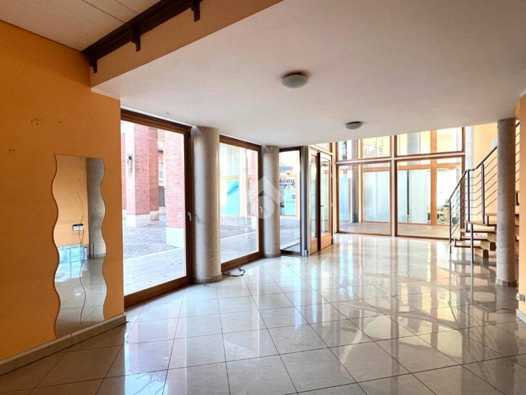 negozio in vendita a Grugliasco