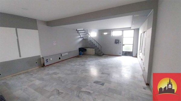 negozio in vendita a Grugliasco in zona Lesna